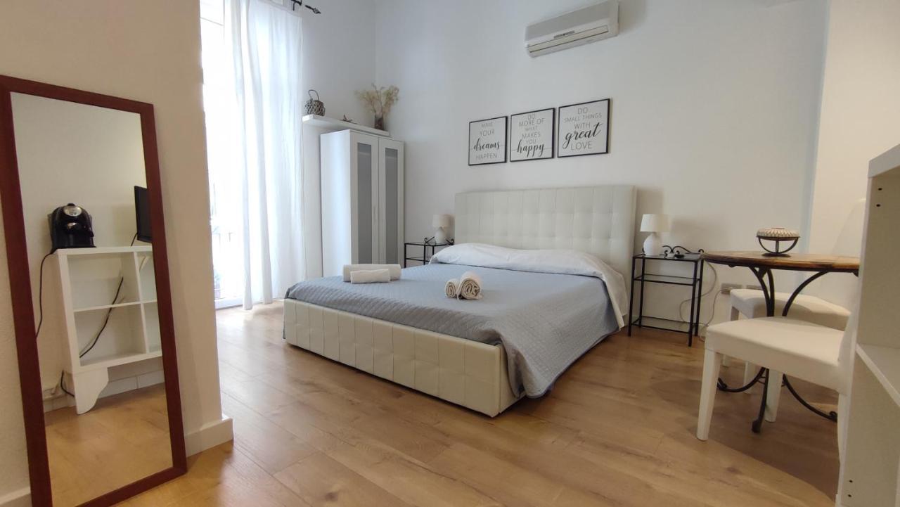 Bed and Breakfast Living Cagliari Marina Екстер'єр фото