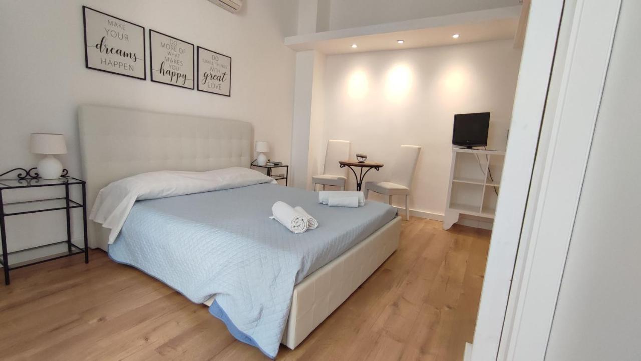 Bed and Breakfast Living Cagliari Marina Екстер'єр фото